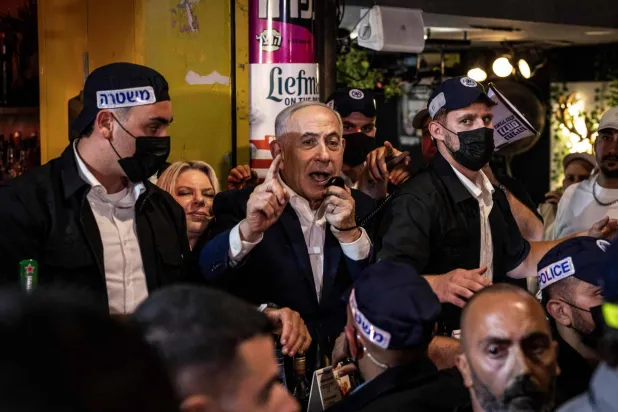رئيس الوزراء الإسرائيلي بنيامين نتنياهو يتحدَّث في سوق «بن يهودا» خلال زيارة انتخابية بالقدس يوم 22 أكتوبر الحالي (أ.ف.ب)