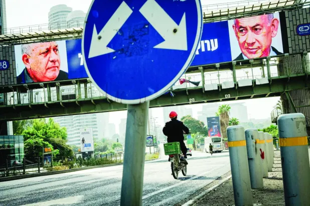 Seçimlere özel elektronik reklam panolarında, İsrail eski Genelkurmay Başkanı Gadi Eisenkot ile Başbakan Binyamin Netanyahu’nun görüntüleri yer alıyor. (DPA)