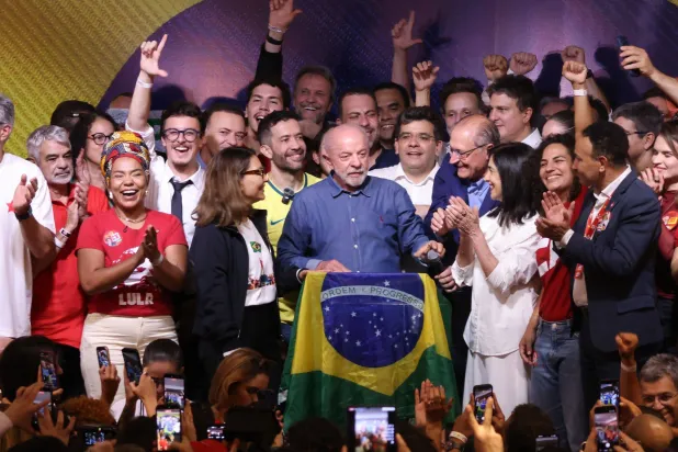 الرئيس لويس إيناسيو لولا دا سيلفا يحتفل وسط أنصاره بالفوز بالانتخابات في ساو باولو (د.ب.أ)