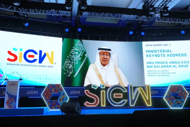 الأمير عبد العزيز بن سلمان خلال إلقائه كلمة رئيسية في أسبوع سنغافورة الدولي للطاقة (إكس)