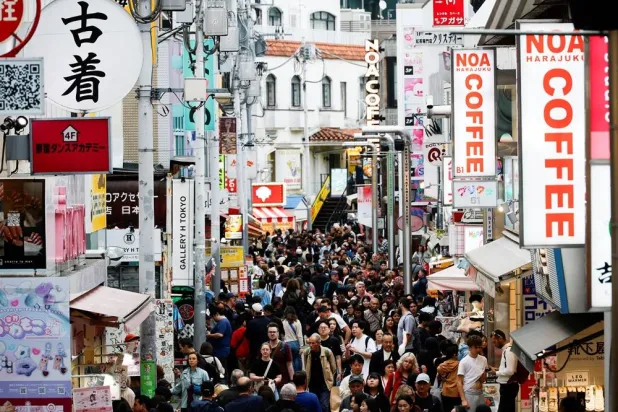  People make their way at a shopping district in Tokyo, Japan,October 23, 2026. (Reuters)