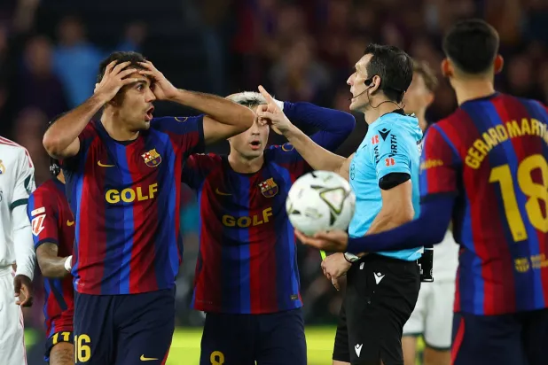 تضاعفت المعاناة بعد الهزيمة المؤلمة على أرضه أمام ريال مدريد (رويترز)