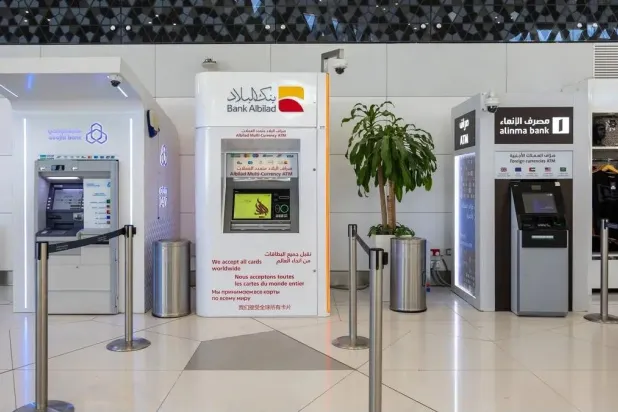 مجموعة من البنوك السعودية في أحد الأماكن العامة (الشركة)