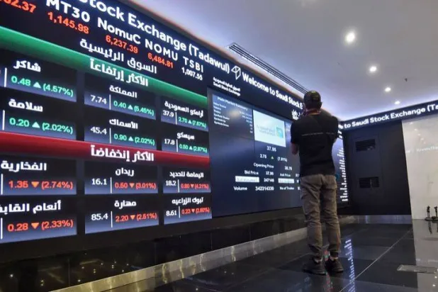 رجل يتابع تحركات الأسواق في السعودية (أ.ف.ب)