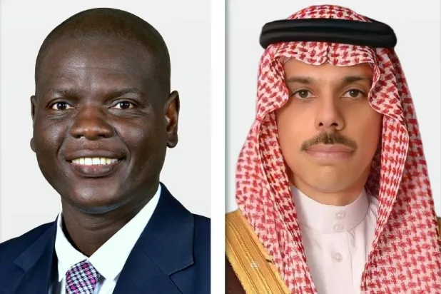 الأمير فيصل بن فرحان وزير الخارجية السعودي ورونالد لامولا وزير العلاقات الدولية في جنوب أفريقيا (الشرق الأوسط)