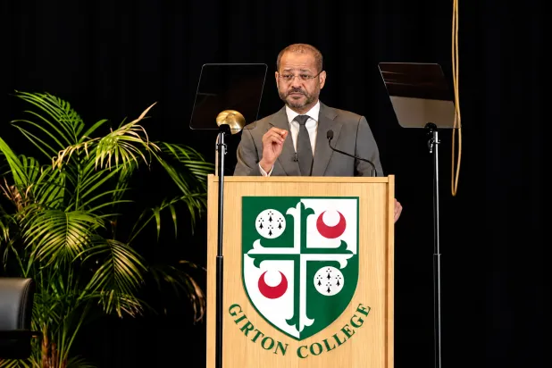 بدر بن حمد البوسعيدي وزير الخارجية العُماني خلال إلقائه محاضرة في كلية «جيرتون» بجامعة كامبريدج البريطانية مساء الاثنين (الخارجية العمانية)