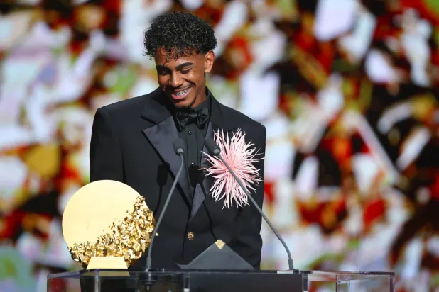 النجم الإسباني لامين يامال لاعب برشلونة أفضل لاعب واعد في العالم (إ.ب.أ)