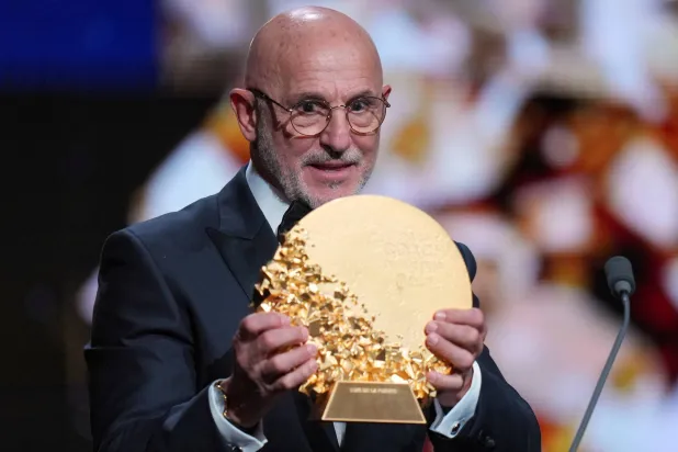 لويس دي لا فوينتي المدير الفني لمنتخب إسبانيا يرفع جائزة أفضل مدرب في العالم (أ.ب)