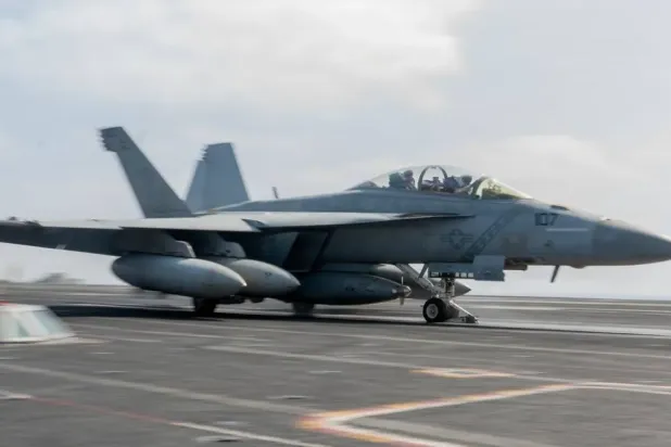 ABD Merkez Kuvvetler Komutanlığı’nın (CENTCOM) dün yayımladığı, USS George Washington uçak gemisinin güvertesinde bulunan bir savaş uçağı.(CENTCOM)