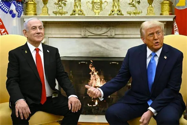 الرئيس الأميركي دونالد ترمب (يمين) يلتقي رئيس الوزراء الإسرائيلي بنيامين نتنياهو في البيت الأبيض بالعاصمة واشنطن (أرشيفية - أ.ف.ب)