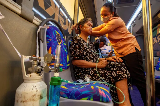 FILE PHOTO: A resident receives oxygen from a free mobile oxygen bus deployed by the city government amid haze from wildfires in Palangka Raya, Central Kalimantan province, Indonesia, October 23, 2026. REUTERS/Arief Rahman Septian Prathama/File Photo