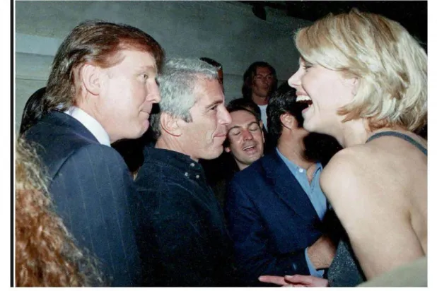 صورة نشرتها لجنة الرقابة في ديسمبر الماضي تُظهر دونالد ترمب (يسار) وإلى جانبه جيفري إبستين وهما يتحدثان إلى امرأة مجهولة (أرشيفية - أ.ف.ب)