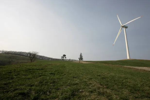 FILE PHOTO: The rotor of a wind turbine turns round at a wind power plant on top of a mountain in Pyeongchang, about 210 km east of Seoul, May 4, 2007. REUTERS/Lee Jae-Won (SOUTH KOREA)/File Photo