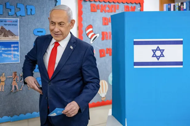 رئيس الوزراء الإسرائيلي بنيامين نتنياهو بعد الإدلاء بصوته في الانتخابات بالقدس (رويترز)