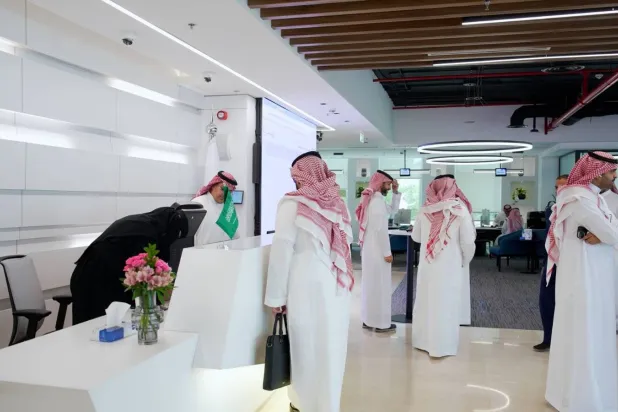 جانب من أعمال «المركز السعودي للتنافسية والأعمال» المخصص لإجراءات تسهيل دخول الشركات والمؤسسات في السوق المحلية (تصوير: تركي العقيلي)