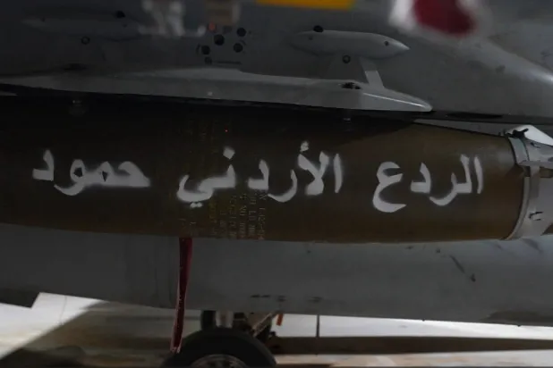 شعار الضربة الجوية على درعا التي قالت القوات المسلحة الأردنية إنها استهدفت خليه لـ«داعش»