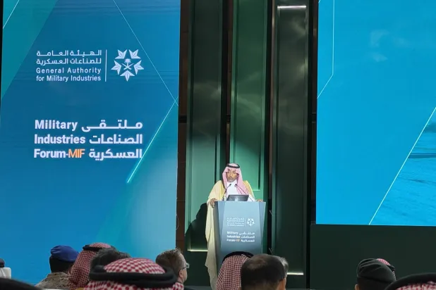 بندر الخریف، وزیر مشاور و عضو شورای وزیران و سرپرست سازمان کل صنایع نظامی، در جریان همایش صنایع نظامی (الشرق الأوسط)