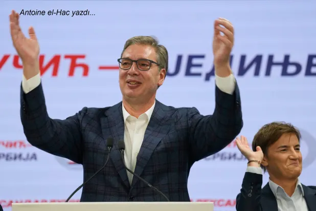 Eski Cumhurbaşkanı ve Sırp İlerleme Partisi lideri Aleksandar Vucic, parlamento seçimlerinde yenilgiyi kabul ettikten sonra parti genel merkezinde, 25 Ekim 2026 (AP)