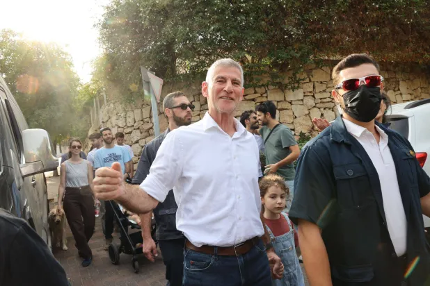 زعيم اليسار الإسرائيلي يائير غولان يصل للإدلاء بصوته في أحد مراكز الاقتراع في روش هاعين أمس (د.ب.أ)