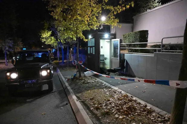 Belgrad’da İsrail Büyükelçiliği’ni koruyan bir polis memurunu hedef alan saldırının gerçekleştiği nokta (AFP)