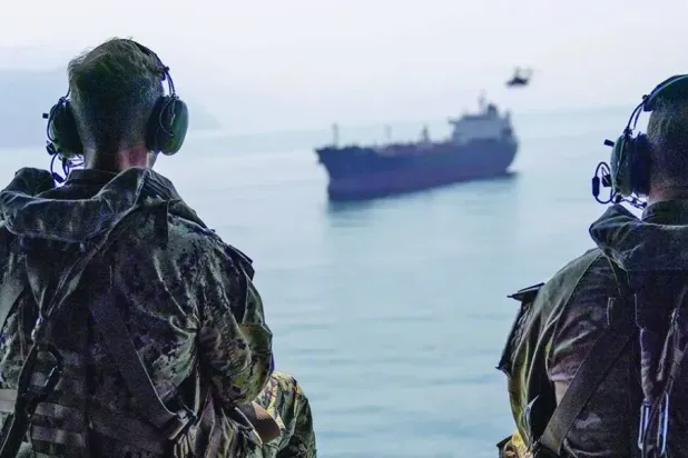 ABD Merkez Kuvvetler Komutanlığı (CENTCOM) Komutanı Amiral Brad Cooper (solda), CH-47 Chinook helikopteriyle Hürmüz Boğazı üzerinde uçuyor. (CENTCOM)