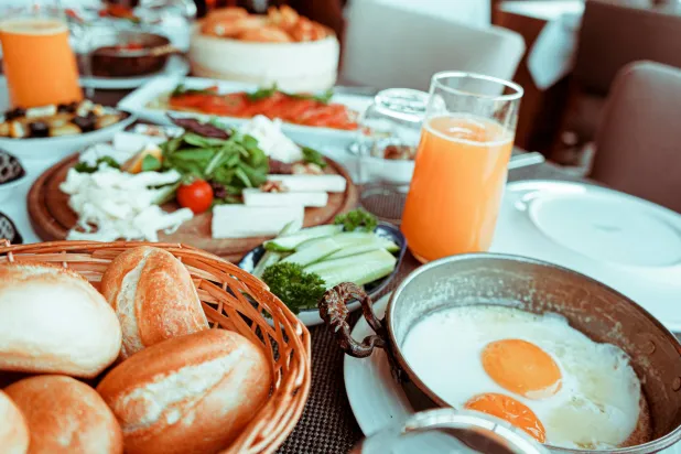 الإفطار أم العشاء... أيهما يرفع سكر الدم بدرجة أكبر؟