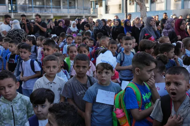 أطفال فلسطينيون يصطفون في اليوم الأول من العام الدراسي الجديد في مدرسة تديرها الأمم المتحدة في النصيرات وسط قطاع غزة يوم 19 سبتمبر 2026 (أ.ب)