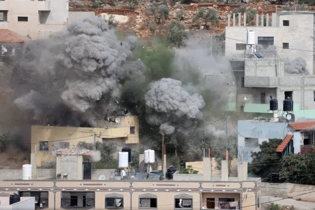 İsrail ordusu, Batı Şeria’da Nablus yakınlarındaki Beyta beldesinde Filistinli bir tutuklunun evini patlattı (AP)