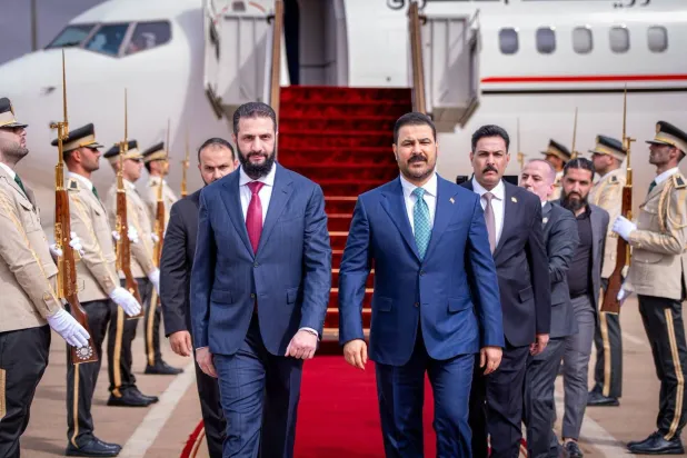 الرئيس أحمد الشرع مستقبلاً رئيس الوزراء العراقي علي فالح الزيدي في مطار دمشق الأربعاء في أول زيارة يقوم بها إلى دمشق (الرئاسة السورية)