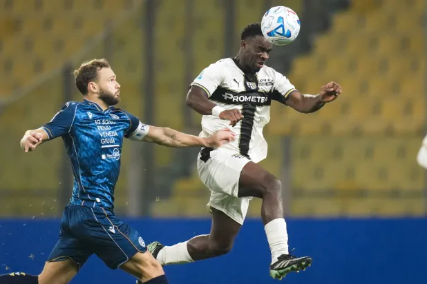مانديلا كيتا لاعب بارما يلعب الكرة برأسه أمام ياسبر كارلستروم لاعب أودينيزي (أ.ب)