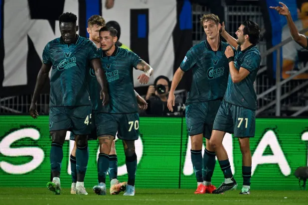 ليون لاوبرباخ مهاجم فينيتسيا الألماني يحتفل بتسجيل هدف فريقه الأول أمام إنتر ميلان في الدوري الإيطالي (أ.ف.ب)