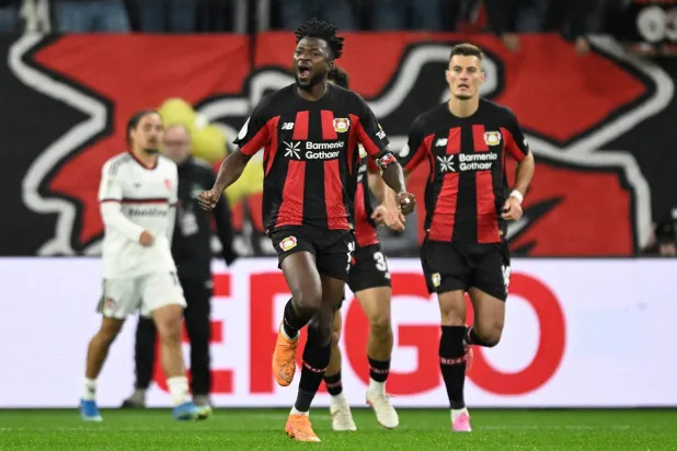 إدموند تابسوبا مدافع باير ليفركوزن يحتفل مع زملائه بتسجيل هدف التعادل (2-2) أمام نورمبرغ  (أ.ف.ب)