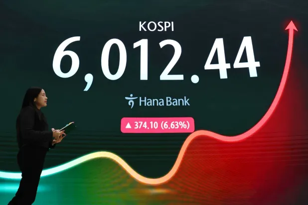 شاشة بيانات مالية في غرفة تداول بنك هانا في سيول تُظهر ارتفاع مؤشر «كوسبي» (إ.ب.أ)