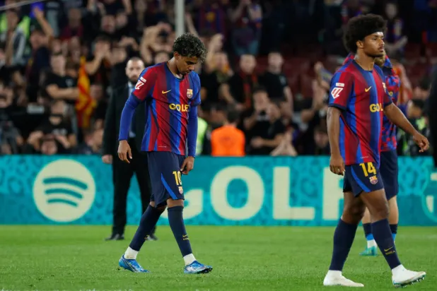 برشلونة يسعى إلى التعويض أمام ألافيس والحفاظ على صدارة الدوري الإسباني (أ.ب)