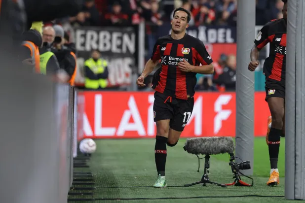 فازكيز لاعب باير ليفركوزن يهدي هدفه لضحايا حادث قطار بإسبانيا