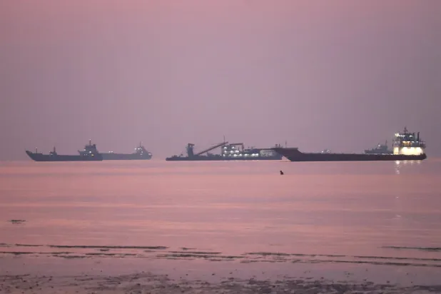 FILE PHOTO: Vessels in the Strait of Hormuz near the beach of Bandar Abbas, Iran, September 28, 2026. Amirhosein Khorgooi/ISNA/via WANA (West Asia News Agency) via REUTERS  