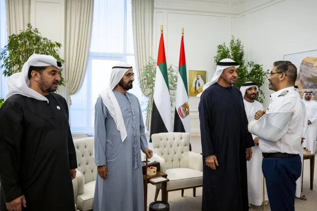 الشيخ محمد بن زايد والشيخ محمد بن راشد خلال استقبالهما أفراد طاقم «فلاي دبي» (وام)