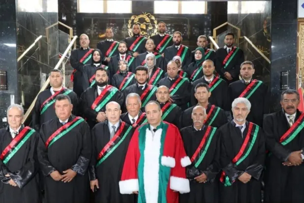 قضاة ليبيون يتوسطهم المستشار عبد الله أبو رزيزة رئيس المحكمة العليا في ليبيا (حساب المجلس الأعلى على «فيسبوك»)