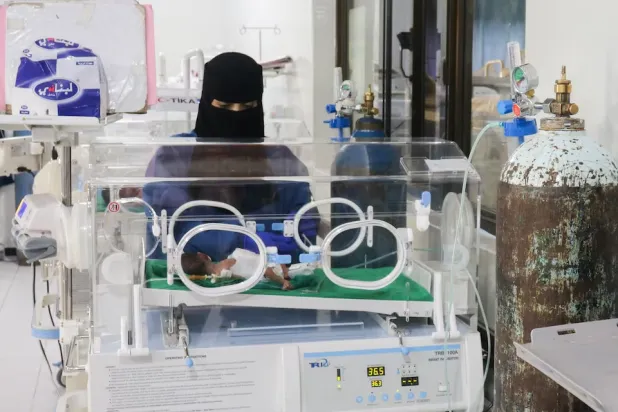 حضانات الأطفال حديثي الولادة والخدج في مستشفيات مدينة تعز أمام خطر التوقف التام (رويترز)