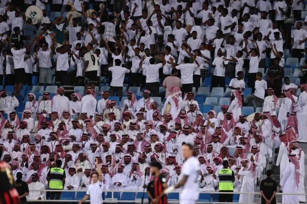جماهير الدرعية تتحفز لتسجيل حضور قوي خلف ناديها في المباراة (تصوير: سعد العنزي)