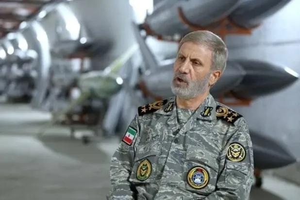 İran Genelkurmay Başkanı Emir Hatemi, yeri açıklanmayan bir İHA üretim tesisinde basına röportaj verirken (IRNA)