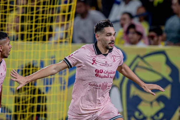جوليان دومينيغيز يحتفل بهدفه في شباك النصر (نادي الخلود) 