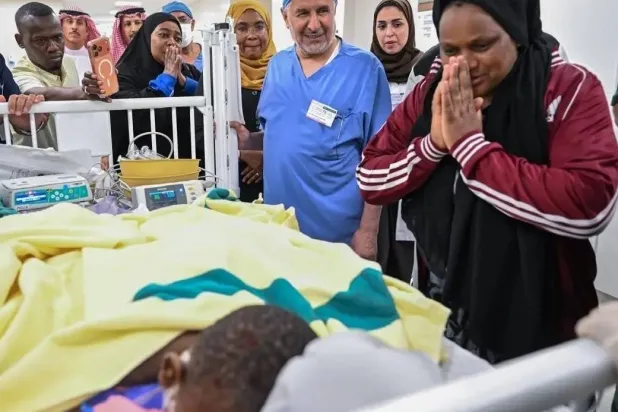 والدة التوأم «لايتيينس ولوفنس» أشادت بالجهود الكبيرة التي بذلها الفريق الطبي لضمان نجاح العملية (واس)