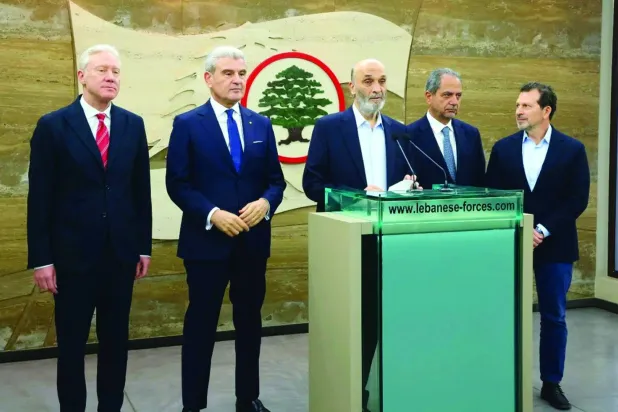 
رئيس حزب «القوات» سمير جعجع يتوسط الوزراء يوسف رجي وجو عيسى الخوري وجو صدي وكمال شحادة في معراب (أرشيفية - إعلام القوات)