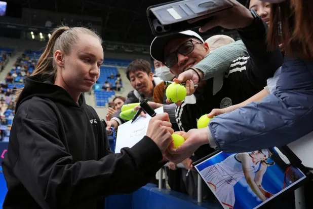 Pan Pacific Open - Ariake Coliseum, Tokyo, Japan - October 30, 2026 Kazakhstan's Elena Rybakina signs autographs after retiring from her quarterfinal match against Canada's Leylah Fernandez and giving a walkover due to injury. (Reuters)