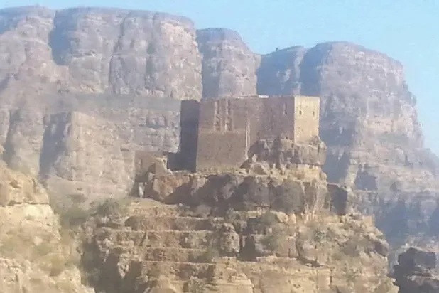 صورة تظهر قلعة المقاطرة التاريخية حيث يسعى الحوثيون للسيطرة عليها (فيسبوك)