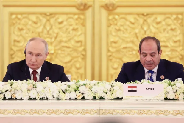 الملف الليبي كان حاضراً في مباحثات الرئيس المصري عبد الفتاح السيسي مع المسؤولين الروس في موسكو خلال مشاركته في القمة الروسية - الأفريقية (إ.ب.أ)