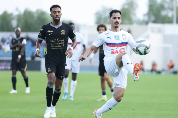 الدعجاني يحاول السيطرة على الكرة وسط متابعة مختار علي (تصوير: عدنان مهدلي)