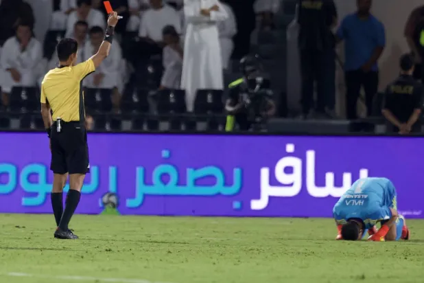 لحظة منح حارس مرمى الأهلي عبد الرحمن الصانبي البطاقة الحمراء في الشوط الأول (تصوير: نايف العتيبي)