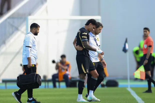 ريوس خرج متألما من الملعب (تصوير: عدنان مهدلي)